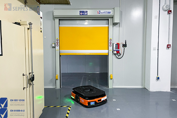 快速门可与AGV联动