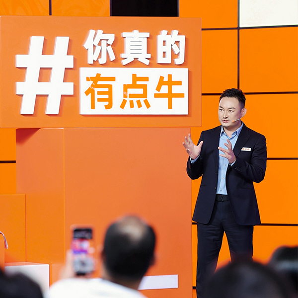 西朗门业董事长、总经理杨元嘉在2025年度真牛奖比赛现场