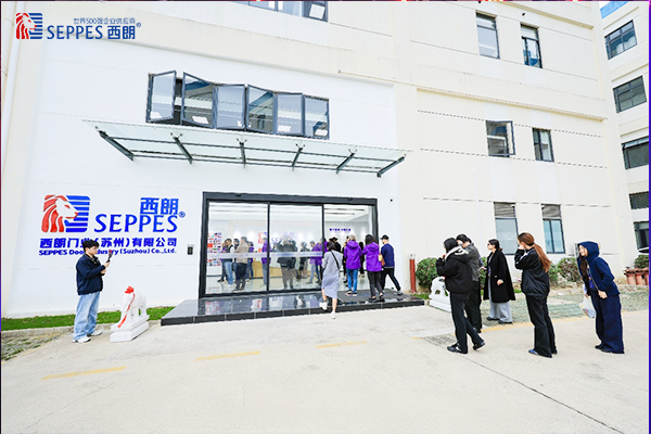 几十位外宾到访苏州西朗门业工厂参观