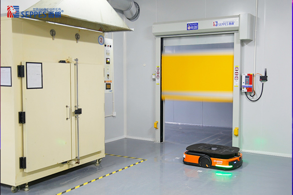 西朗门业研发的与AGV无人搬运车运程联动的智能快速门产品