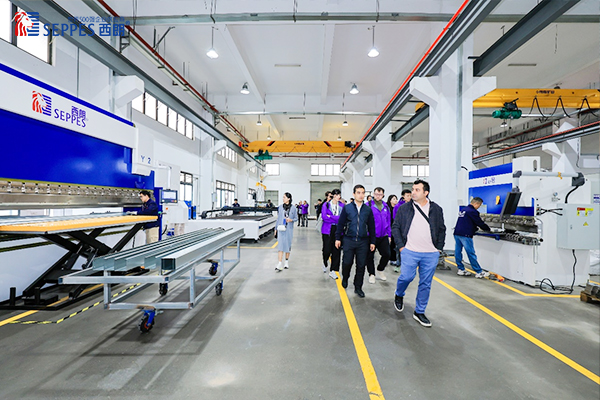 海外来宾实地参观西朗门业工厂与生产线