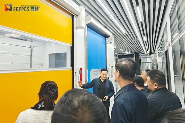 杨元嘉董事长演示讲解快速门等产品